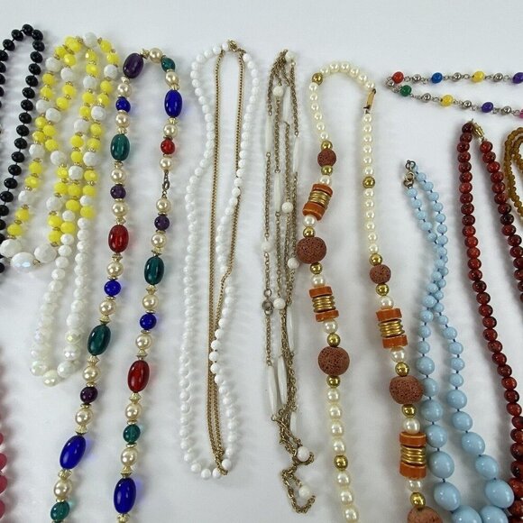 Vintage Costume Jewelry Lot 80's Jewelry 20 Necklaces 1 Pair Clip On Earrings - Picture 4 of 10